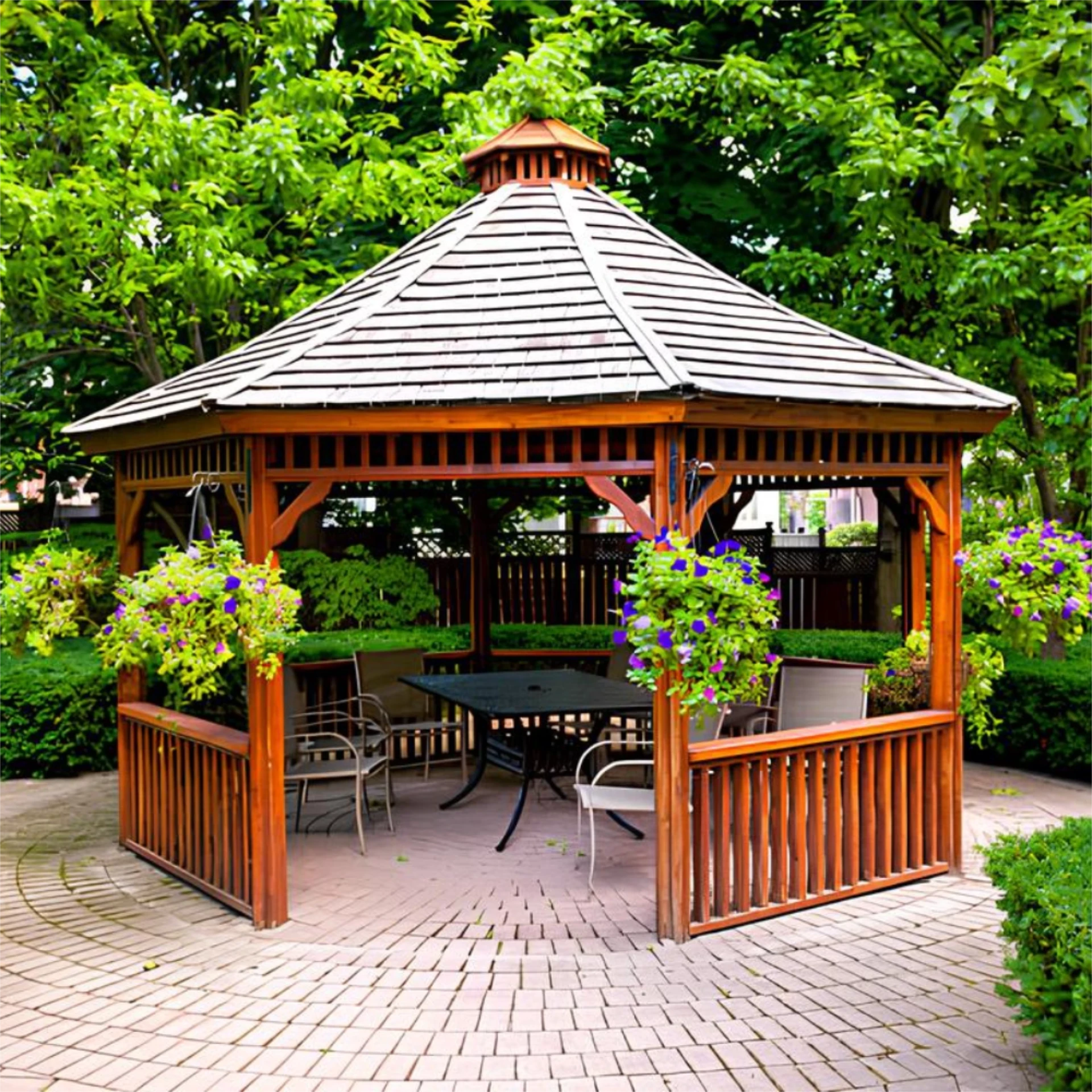 Clean and beautiful traditional gazebo with great view on the trees